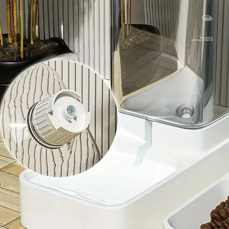 Automatischer Futter- und Wasserspender für Hunde und Katzen - immer bestens versorgt